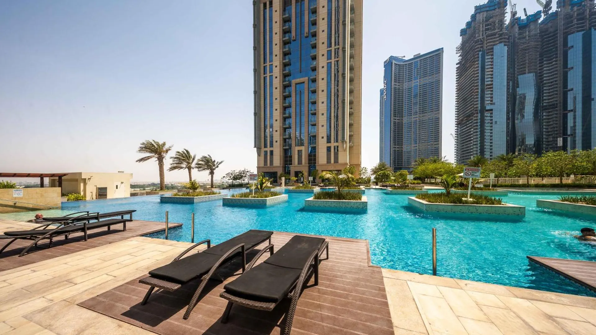 A Gem In The Middle Of Dubai By 2Ndhome 0*,